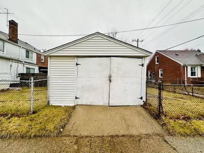 Building Photo - Nicely Updated 3 Bedroom 1 Bathroom House ...