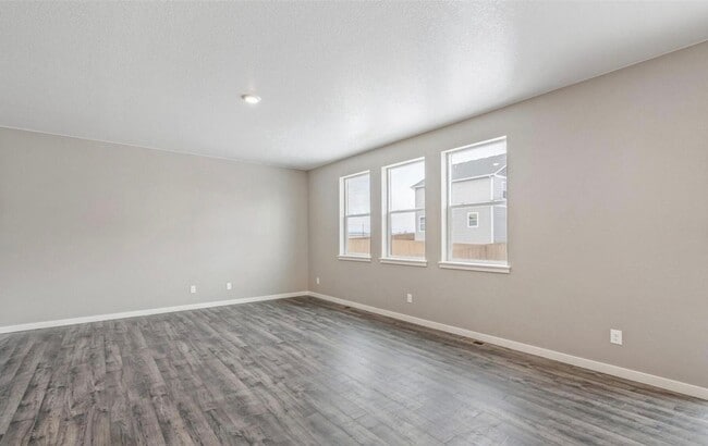 Building Photo - Newer 5-Bedroom Home Including All Applian...