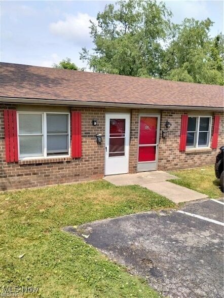 Building Photo - 31 1/2 Elm Street Unit c1