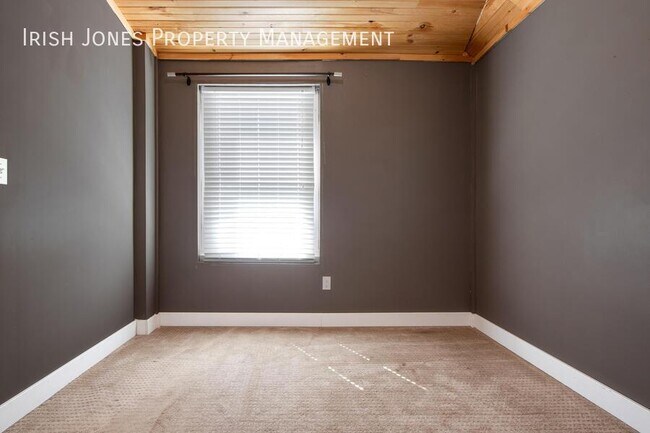 Building Photo - 2829 South Park Ave