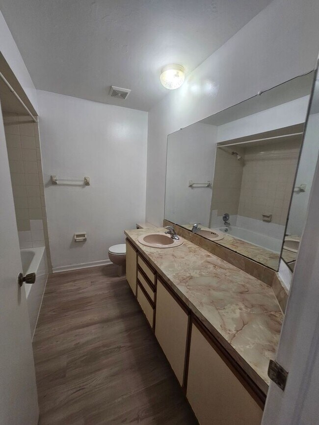 Building Photo - Freshly painted and brand new carpet/laminate 2 bed 2 bath 1 car garage single family home!!!