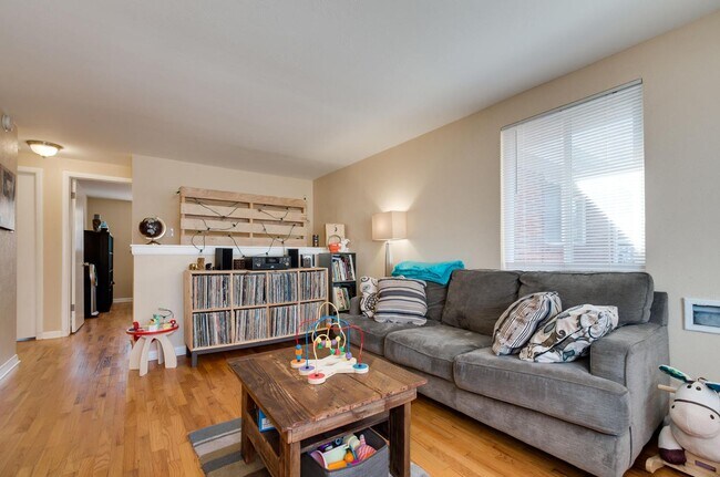 Building Photo - Roomy Sunnyside Duplex with Finished Basement in a Prime Location