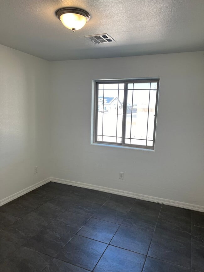 Building Photo - Large Corner Lot home with 3 full size bed...