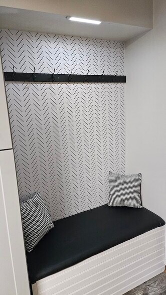 Building Photo - 2406 Roxbury Rd