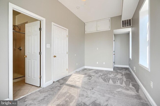 Building Photo - 2200 Brookfield Ave