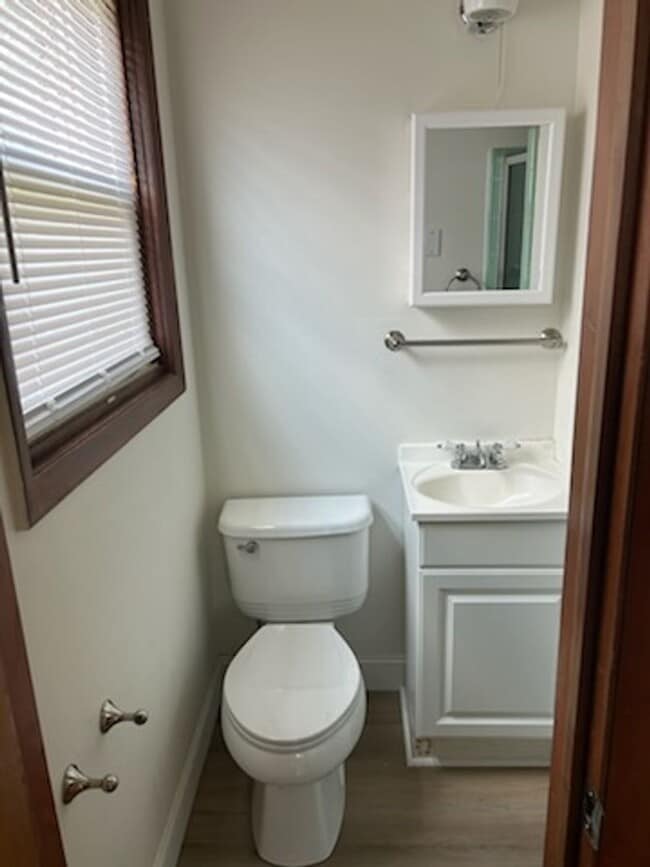 Building Photo - 3 Bedroom / 2 Bath Brick Ranch Home Kingsp...