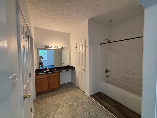 Building Photo - 950 Deer Field Dr