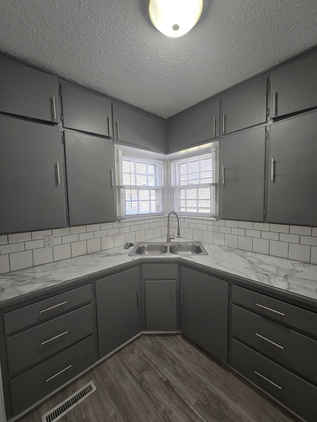 Building Photo - 1102 Dellrose