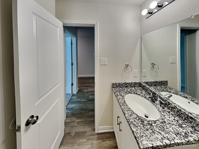 Building Photo - 15569 Taylorcrest Dr