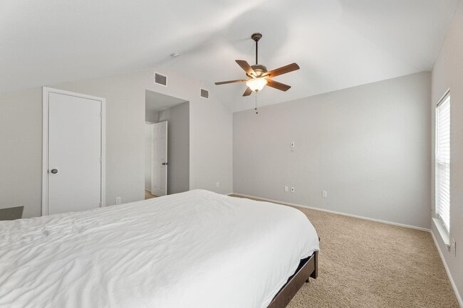 Building Photo - 10713 Alexandria Dr