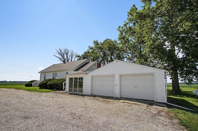 Building Photo - 3 Bedroom, 1 Bathroom Rural Home for Rent – Farmer City, IL