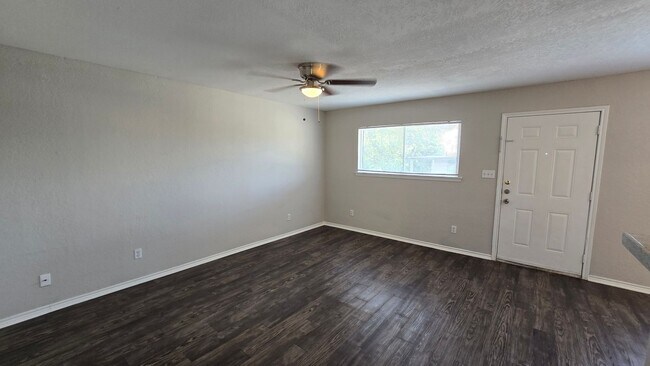 Building Photo - One bedroom one bath in Balcones Heights ready for move in!