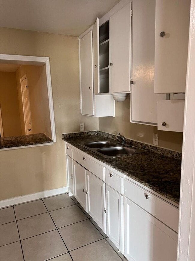 Building Photo - Completely Renovated, huge back yard and close to everything!