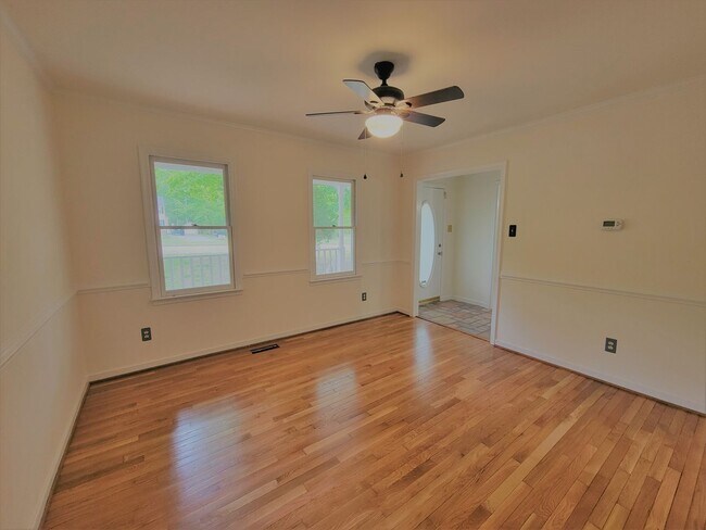 Building Photo - Spacious 3 bedroom 2.5 bath home in South ...