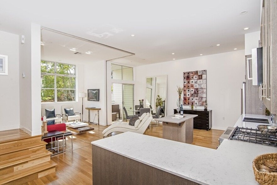 Building Photo - 5935 W Parkcrest Pl