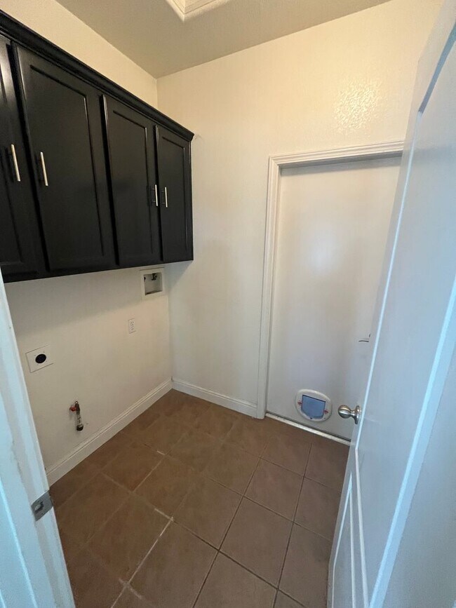 Building Photo - Beautiful Home for rent in Visalia, Ca