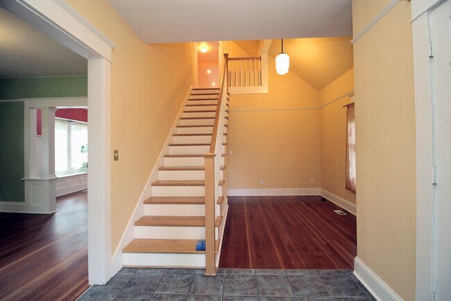 Building Photo - Delightful Remodeled Alberta Arts 3 Bed/2 Bath Bungalow