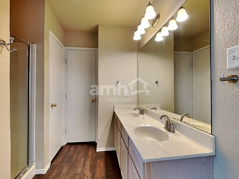 Building Photo - 955 Aaron Dr