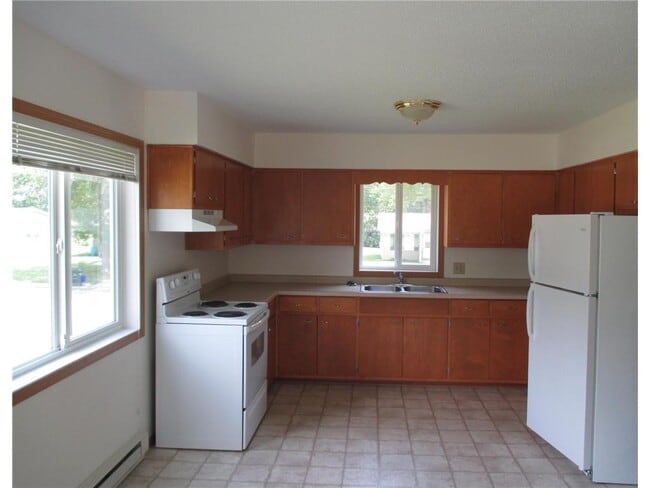 Building Photo - 311 5th St S