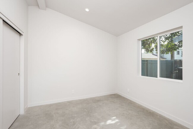 Building Photo - 126 1/2 Franklin Ct