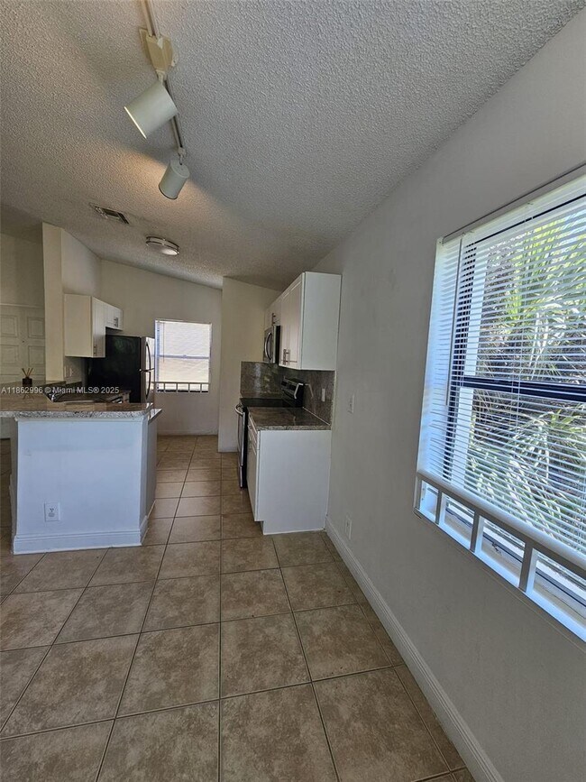 Building Photo - 9999 Summerbreeze Dr
