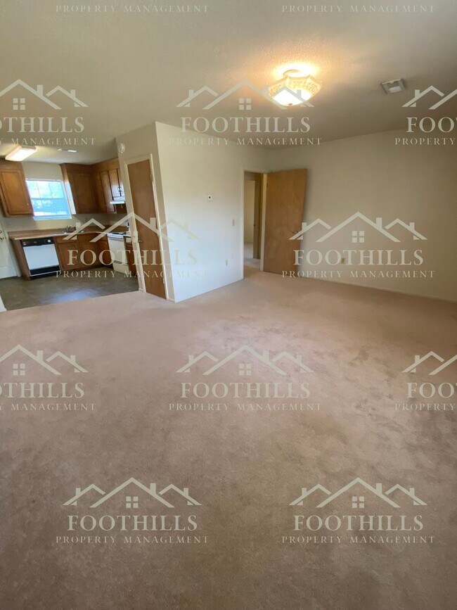 Building Photo - 2 Bedroom Duplex off Whitehall Rd