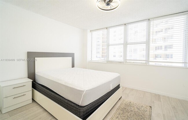 Building Photo - 3140 S Ocean Dr