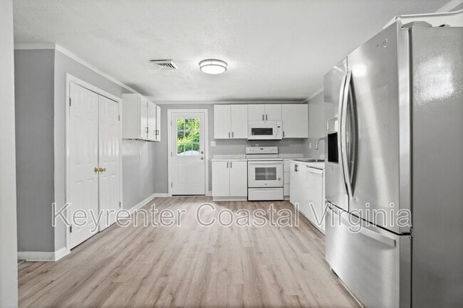 Building Photo - 2319 Jamestown Ave