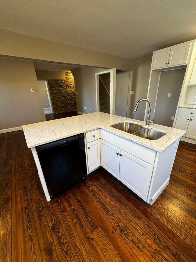 Building Photo - Newly remodeled 3+ bedroom