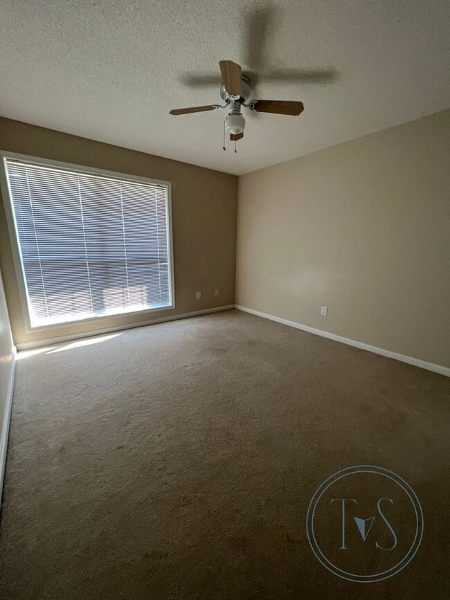 Building Photo - MOVE-IN SPECIAL: 50% OFF 1st FULL MONTH'S RENT!**