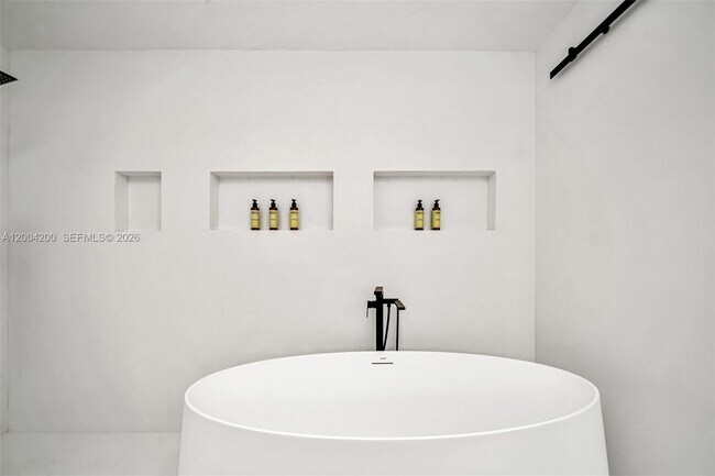 Building Photo - 1010 Placetas Ave