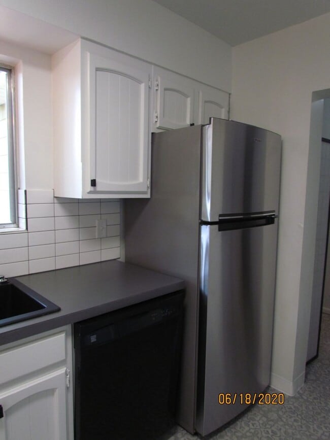 Building Photo - Roommate Needed for 3 Bed Home Close to Bo...