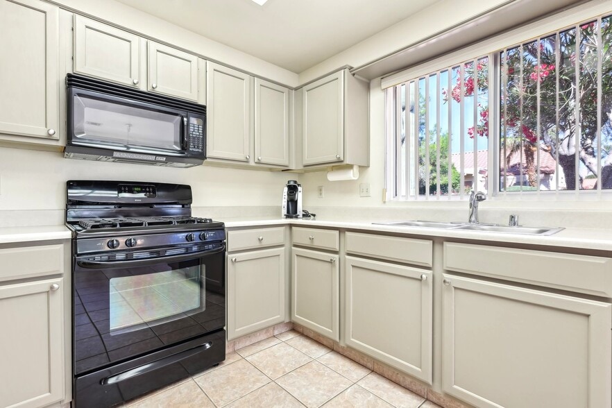 Building Photo - 3013 Sungold Dr
