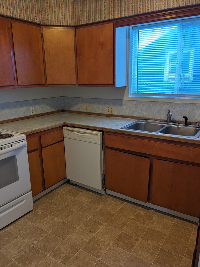 Building Photo - 2205 Oak Ave