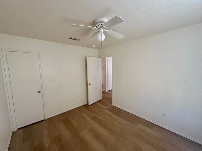 Building Photo - 5705 Greengate Dr