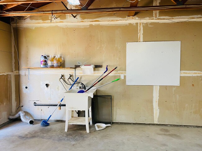 Building Photo - $2,050 Ashlan & Fowler, 3 Bedroom Home - H...