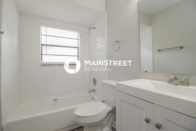 Building Photo - 4 Bedroom Pet-Friendly Home in Deltona, FL with Main Street Renewal