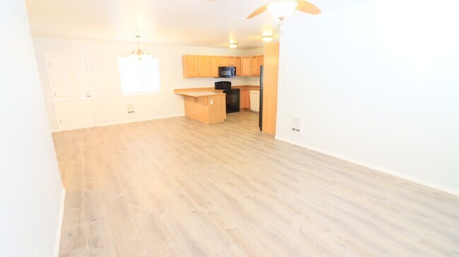 Building Photo - Recently updated 2/1.5 townhome next to th...