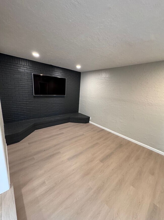 Building Photo - Mayo Meadow 3 Bed 1.5 Bath Cutie! Fully Up...