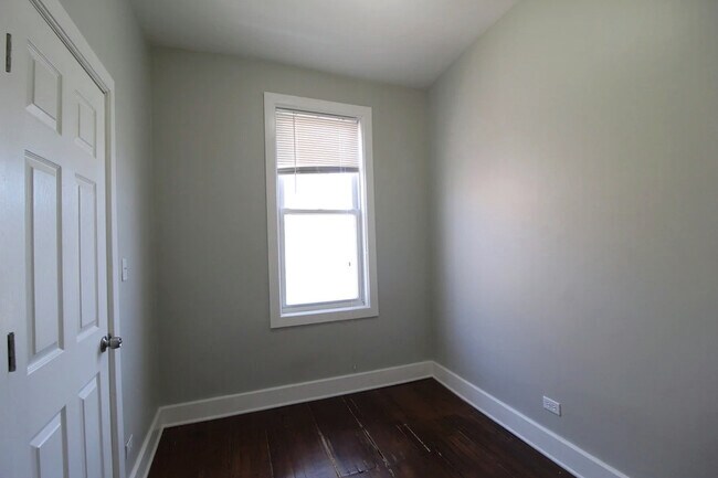 Building Photo - 1709 S Racine Ave