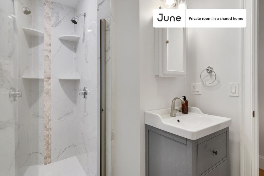 Building Photo - Room in Shared 5 bed/2 bath home in Allston