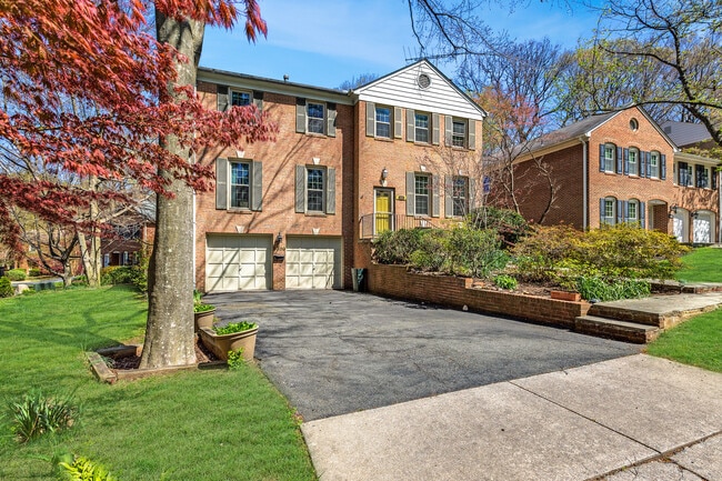 Building Photo - 4 Bed 4.5 Bath - Bethesda  Single Family Colonial - 2 Car Garage