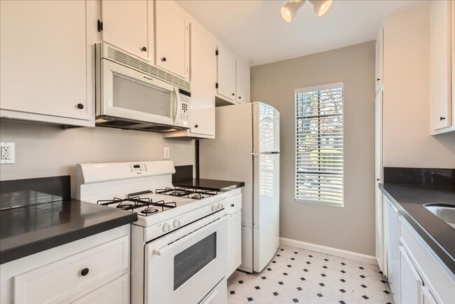 Building Photo - Spacious 1-Bedroom Condo with Modern Comfo...