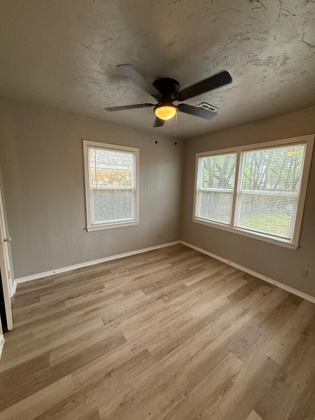 Building Photo - Available NOW! 2 Bed Plus Bonus Room 1 Bat...