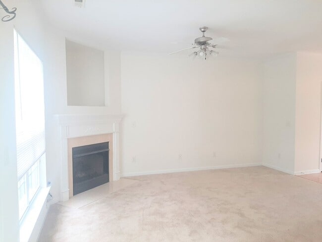 Building Photo - Spacious 3 Bedroom Townhome in South Durham