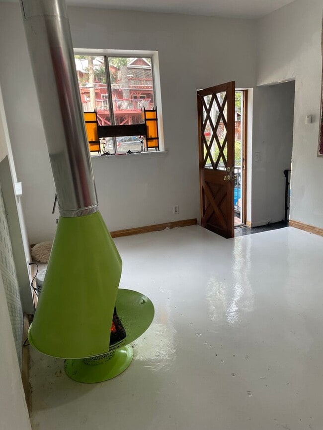 Building Photo - Adorable cottage!