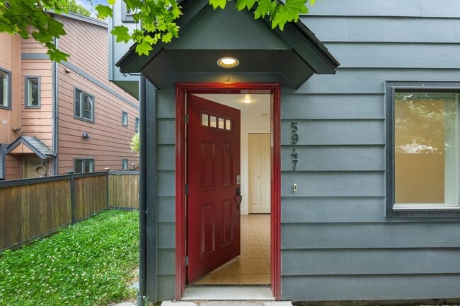 Building Photo - West Seattle - Large Bright 2 Bedroom 1.75 bath Delridge Townhouse