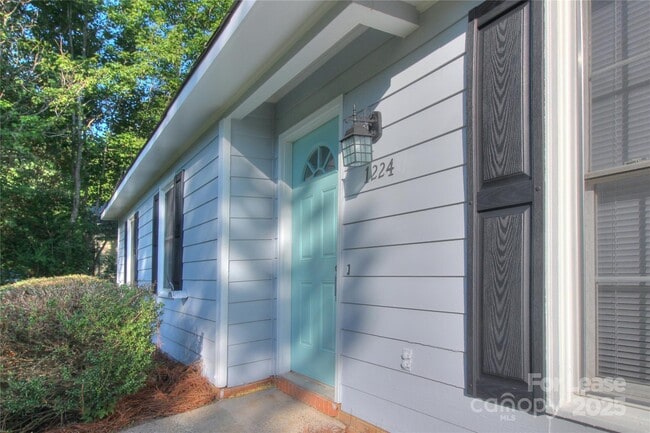 Building Photo - 1224 Sharon Dr