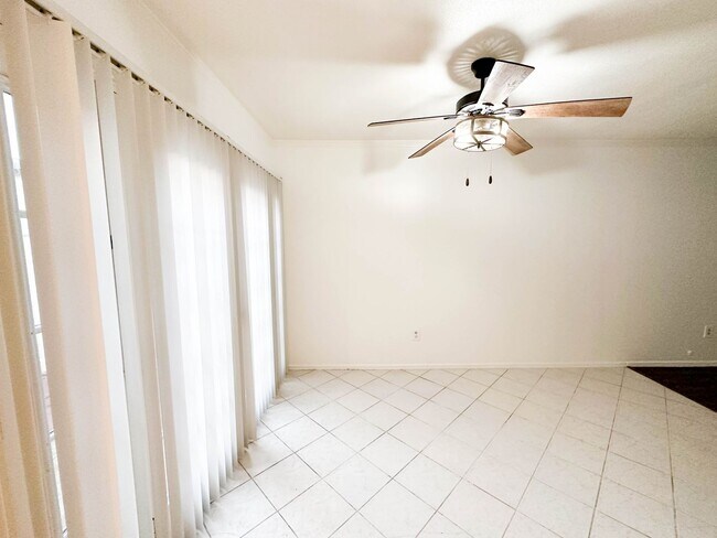 Building Photo - Townhome AVAILABLE NOW in Colton. 2 Bed / 2 Bath Floorplan  + Garage!