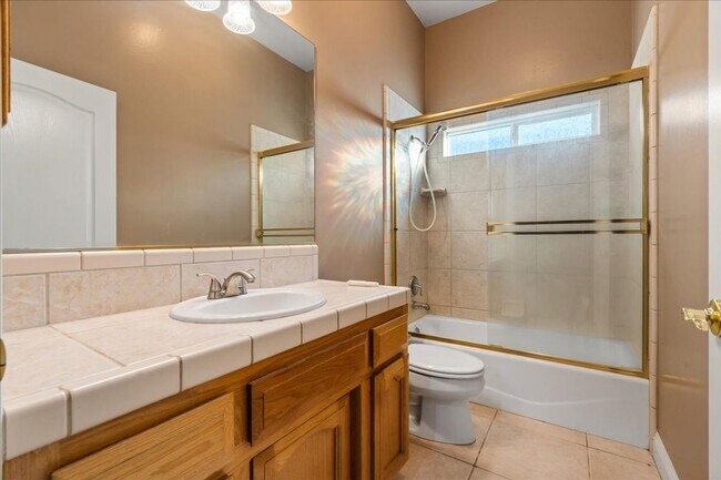 Building Photo - West Bakersfield Custom Home for Rent Available Now!